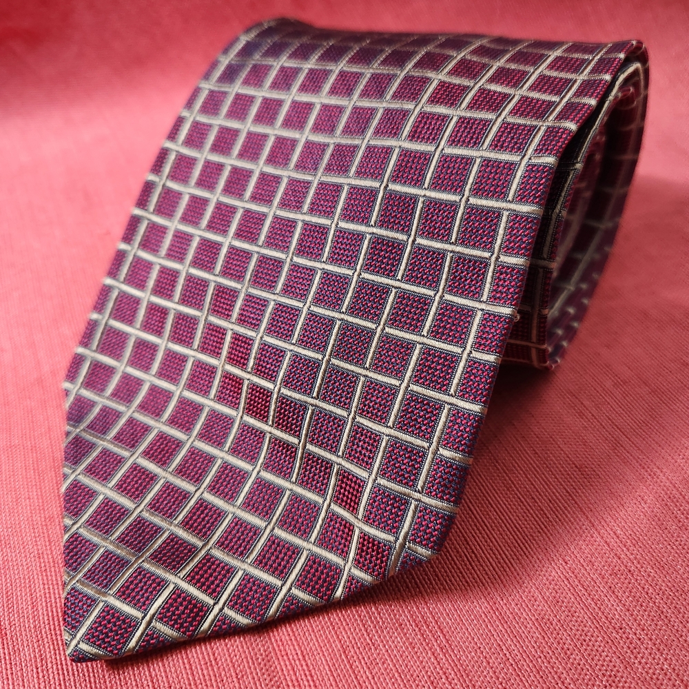 Roundtree And Yorke Handmade Silk Burgundy and Silver Men's Tie